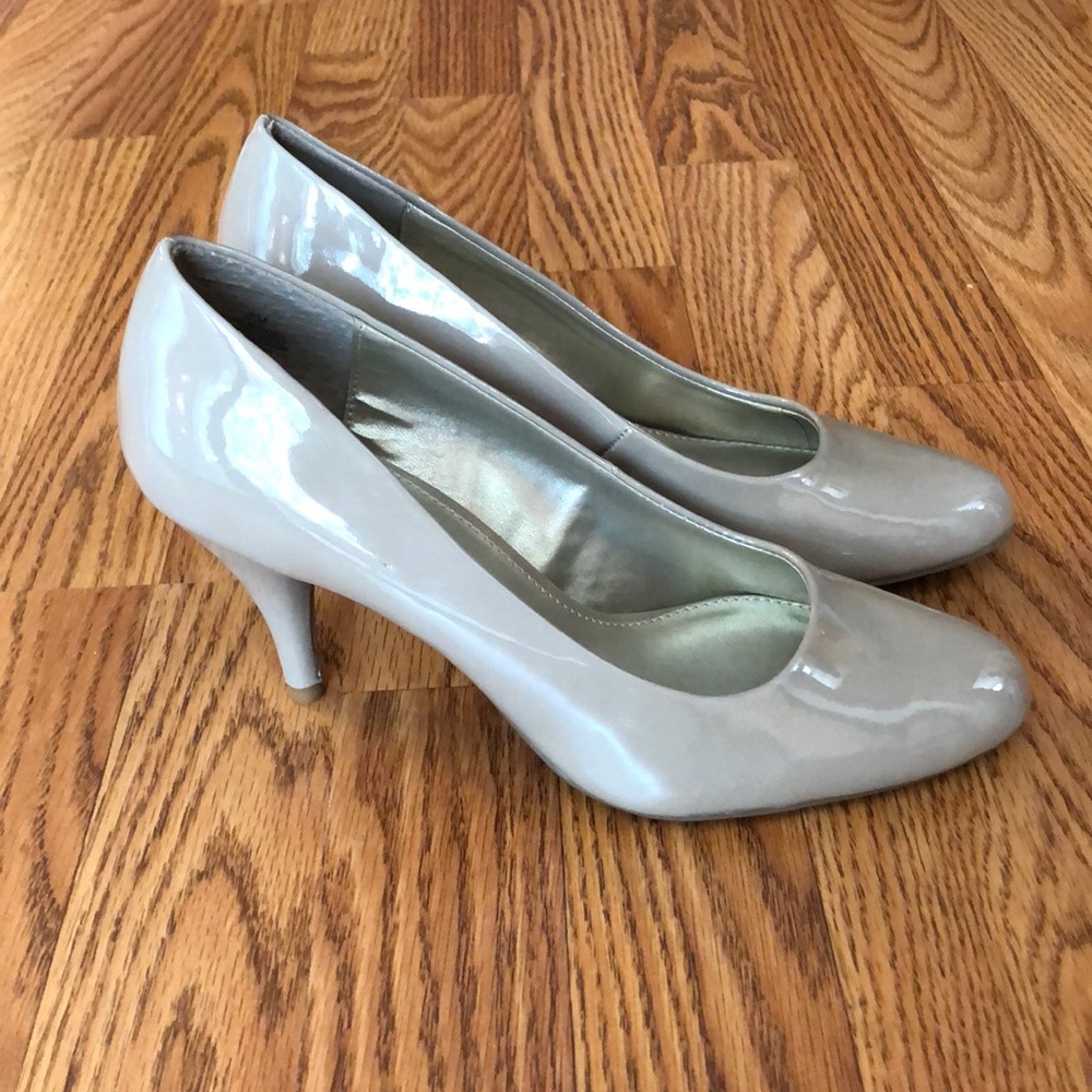 Women’s nude pumps